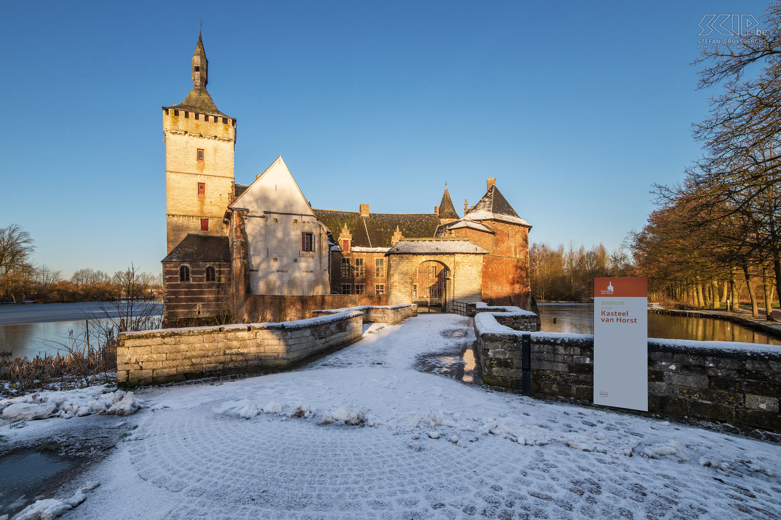 Winter in Sint-Pieters-Rode - Kasteel van Horst Foto’s van het nabijgelegen kasteel van Horst tijdens de winter. Het kasteel van Horst is gelegen in Sint-Pieters-Rode. Het kasteel werd gebouwd in het midden van de 14e eeuw en is nog steeds heel authentiek. De voormalige woonkamers, gemaakt van baksteen en zandsteen, zijn voornamelijk uit de 16e en 17e eeuw.<br />
 Stefan Cruysberghs